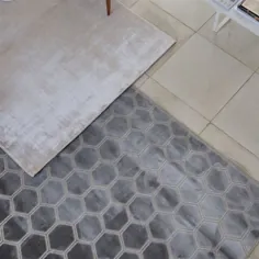 فرشهای ویسکوز هندسی مانیپور به رنگ نقره ای توسط صنف طراحان از فرش فروشنده انگلستان بصورت آنلاین خرید می کنند