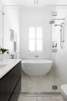 حمام مدرن و سفید همپتونس با اتاق مرطوب در استرالیا
