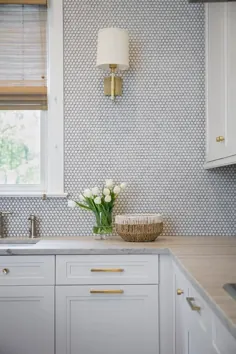 آشپزخانه سفید با شمارنده های خاکستری کوارتزیت - انتقالی - آشپزخانه