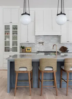 کاشی های آشپزخانه لعابدار خاکستری روشن با هود محدوده روکش چوبی سفید - انتقالی - آشپزخانه