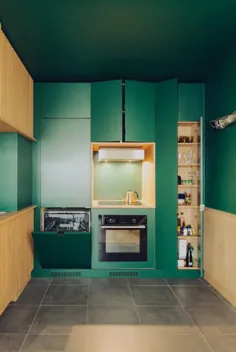 آتلیه ساگیتا آشپزخانه سبز زمرد را در آپارتمان پاریس گنجانده است