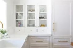یخچال و پنل روکش سفید با دسته برنجی - انتقالی - آشپزخانه - توری تابلویی بنجامین مور