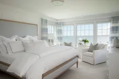 تختخواب قهوه ای و آبی با تختخواب هتل سفید - کلبه - اتاق خواب