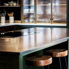 سازندگان آشپزخانه دیوید هال در اینستاگرام: "قاب های برنز ، شیشه های نی ، آشپزخانه تبدیل انبار با حس مکان و فضا - آشپزخانه صنعتی ، ساده ، پرنعمت طراحی شده و ..."