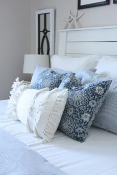 یک اتاق خواب Boho آبی و سفید - کلبه ستاره دریایی