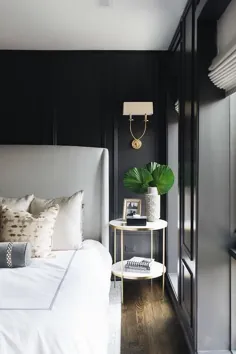 دیوارهای مشکی با قالب های تزئینی مشکی و تابلوی سر خاکستری روشن - معاصر - اتاق خواب