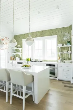 آشپزخانه سفید با کاشی های شاه ماهی سبز - معاصر - آشپزخانه - تزئینات بنجامین مور سفید