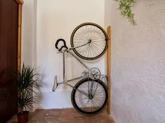 Soporte de bicicleta con un sickño original y práctico llamado Neska Polita