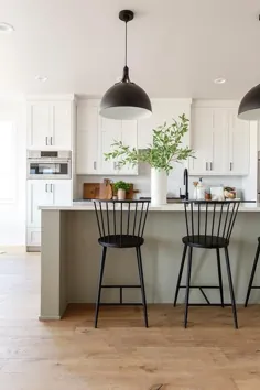 جزیره آشپزخانه سبز خاکستری با چهارپایه اسپیندل چوبی مشکی - انتقالی - آشپزخانه