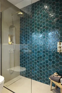 دوش الهام گرفته از اقیانوس با کاشی های شش ضلعی تراکوتا و اتصالات حمام با رنگ طلایی