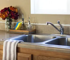 تمیز کردن سریع با یک سینک آشپزخانه سازمان یافته و یک دستگاه پخش صابون