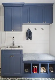 کابینت های Blue Mudroom با نیمکت توکار با بچه کفش - انتقالی - اتاق لباسشویی