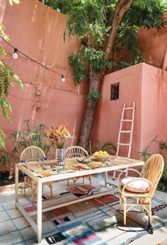 در مراکش ، یک طراح Adobe House به اندازه سرامیک هایش رنگارنگ است (منتشر شده در سال 2018)