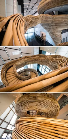 راه پله مارپیچی مجسمه سازی شگفت انگیزی در لابی این ساختمان اداری نصب شده است