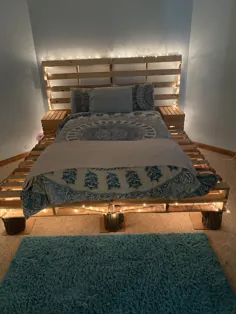 تخت پالت چوبی w / کنده های درخت