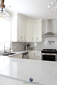 آشپزخانه سفید با کنتراست کم با صفحات میز کوارتز Bianco Drift و صفحه پشتی کاشی مترو خاکستری.  Kylie M Interiors