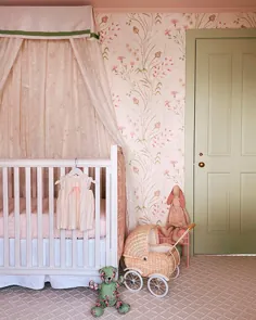 Quarto de bebê com papel de parede clássico - کنستانس زان |  نوزادان و کودکان