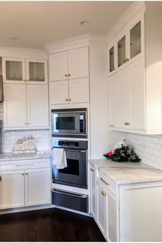 آشپزخانه بزرگ سفید با سخت افزار و وسایل طلای براق - Cabinets.com