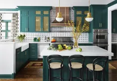 این آشپزخانه سبز زمرد شما را متقاعد می کند که کابینت های خود را با رنگ پررنگ رنگ کنید