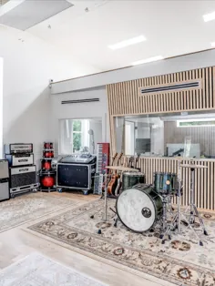 گریباکس نشویل |  اتاق زنده مدرن استودیوی موسیقی با دیوار چوبی ، سقف های بلند و دنده صوتی