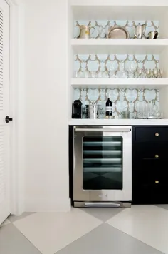 کابینت های نوار مشکی با دستگیره های طلا و قفسه های شناور سفید - انتقالی - آشپزخانه