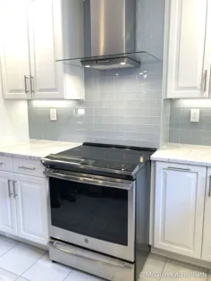 بازسازی آشپزخانه سفید و خاکستری در Peabody |  McGuire + Co. آشپزخانه و حمام Wakefield، MA
