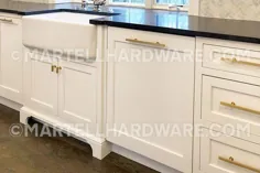 آشپزخانه Shaker Style شامل Brushed Brass Square Bar Appliance Pulls & Hardware توسط Lew’s Hardware - Philadelphia، PA