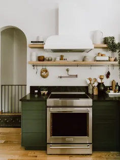 این آشپزخانه سبز به ما شش گزینه صرفه جویی در مقابل را آموزش داد.  درس های تغییر شکل Splurge |  آشپزخانه سبز تیره ، کابینت آشپزخانه سبز ، آشپزخانه سبز