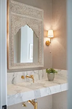 آینه چوبی تراش خورده به سبک مراکشی با دستشویی غرق سنگ مرمر سفید - انتقالی - حمام