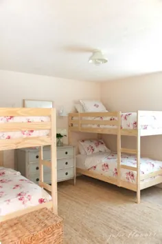 یک اتاق خواب کلبه ای با تختخواب سفری چوبی جذاب |  جولی بلانر