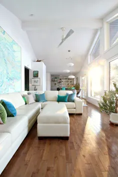 طراحی اتاق نشیمن ترد سفید ساحلی با رنگ آبی