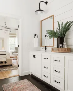 کلسی |  طراح داخلی OKC در اینستاگرام: ”زندگی در ترکیب حمام و فرش در این حمام اصلی؟  #californiacasualinthemidwest؟:xohaleighkenney؟:... "