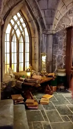 یک اتاق قلعه وزارتخانه با میز چوبی و کتاب