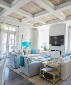 دکوراسیون اتاق نشیمن به سبک خانه ساحلی سفید و آبی دنج با مبل های روکش دار اتاق نشیمن ساحلی