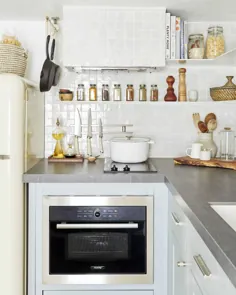 چگونه یک آشپزخانه کوچک 49 فوت مربعی با تعداد زیادی فضای ذخیره سازی هوشمند طراحی کنیم