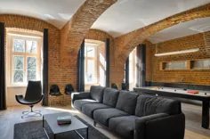 آپارتمان گرم با دیوارهای آجری نمایان و طراحی شده توسط Arhitektura AB Objekt