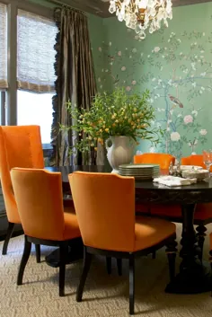 اتاق غذاخوری مجله خانگی سنتی با کاغذ دیواری Green Gournay Earlham و صندلی های نارنجی