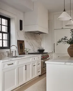 مگ کسیدی در اینستاگرام: “آشپزخانه کلاسیک و سفید خامه ای.  طراحی ، مگ کسیدی.  عکاسی ،lomillerphoto ”