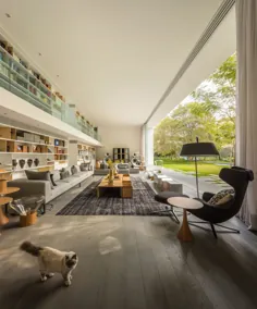 اتاق نشیمن با ارتفاع دو برابر و دارای یک کتابخانه میزانسن که به باغ ها باز می شود ، سائو پائولو ، برزیل [2354 × 2854]
