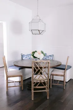 صندلی های بامبوی قهوه ای پشت میز گرد - انتقالی - اتاق ناهار خوری