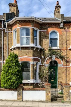 نمای زیبای خانه آجر در لندن ، انگلیس - بانویی در لندن