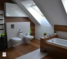 niarednia biała beżowa brązowa łazienka na poddaszu w domu jednorodzinnym z oknem، styl nowoczesny - zdjęcie od HSHmg
