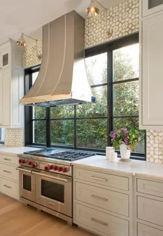 هود منافذ استیل ضدزنگ جلوی پنجره های آشپزخانه - انتقالی - آشپزخانه