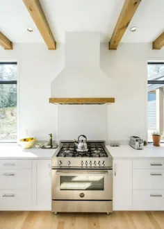 آشپزخانه + غذاخوری: آشپزخانه ای که با چوب تزریق شده است