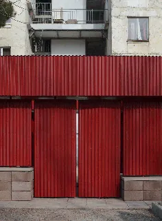 پانل های فلزی قرمز متحرک غرفه محله سازگار را در تبلیسی تشکیل می دهند