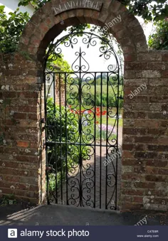 عکس - باغ پنهان در پشت دروازه آهن