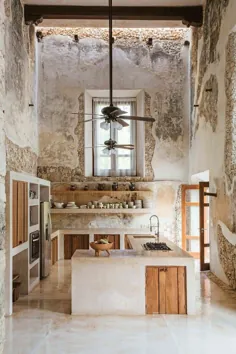 آشپزخانه مدرن احساس تاریخی این هاجندای قرن 19 واقع در شبه جزیره یوکاتان مکزیک را حفظ می کند.  [1200 800 800]