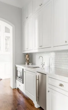 شربت خانه سفید باتلر با کاشی های آنر گونی - انتقالی - آشپزخانه