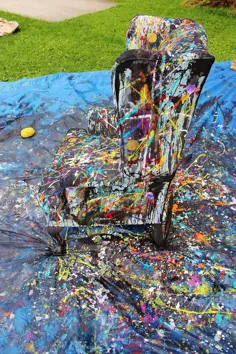 سطل های رنگ را روی صندلی قدیمی انداختم.  این چیزی است که اتفاق افتاده است