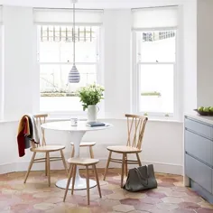 اتاق غذاخوری کلاسیک سفید با کف سنگ و پنجره های ارسی |  خانه ایده آل